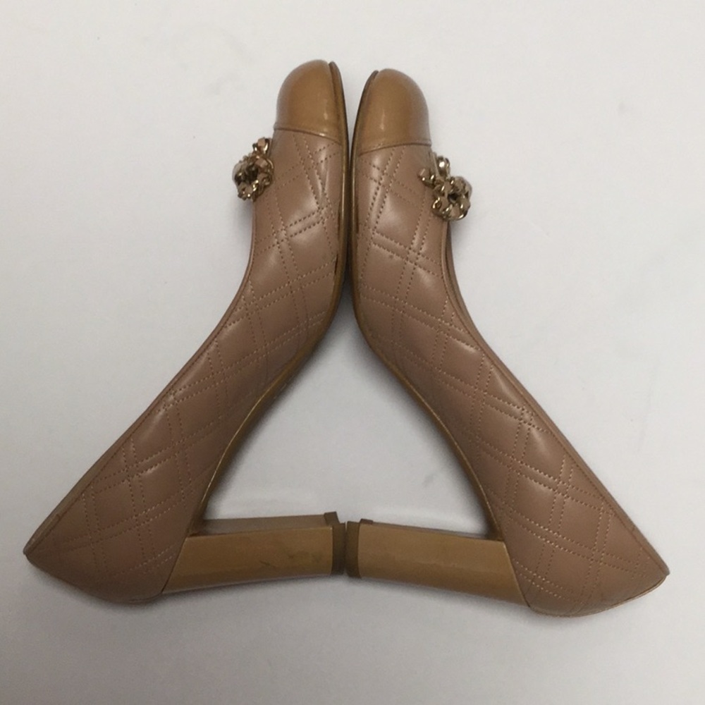 Stuart Weitzman Nude Leather quilted pump with patent toe cap and gold bow 8.5 - Picture 4 of 9